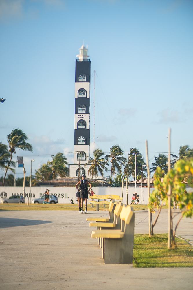 Farol de Aracaju entre coqueiros