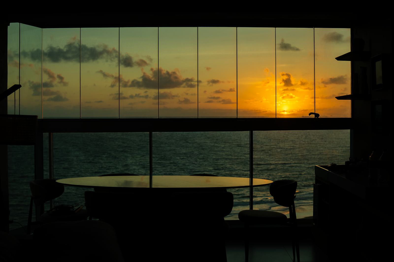 Pôr do sol sobre o mar visto de um apartamento Tonoff